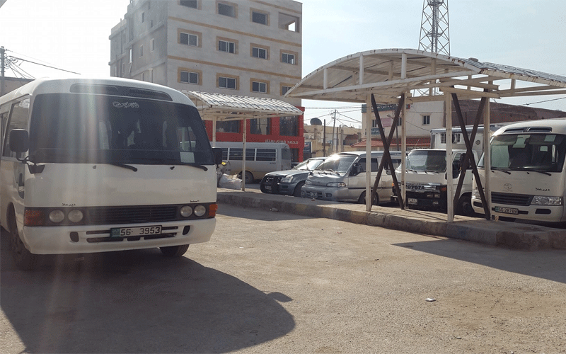 القبض على مطلوب اعتدى على حافلتين