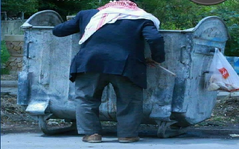 الباحثون في القمامة عن لقمة طعام