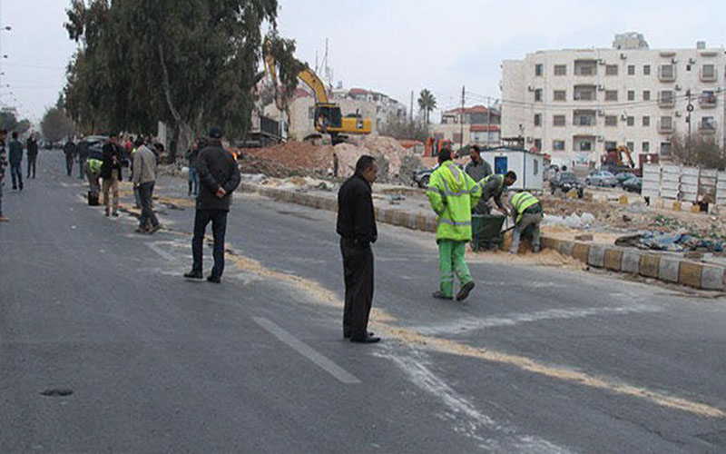 اصابة شخصين اثر انهيار جزئي بأحد