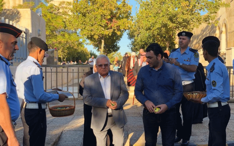 بالصور .. السير يوزع حلويات العيد