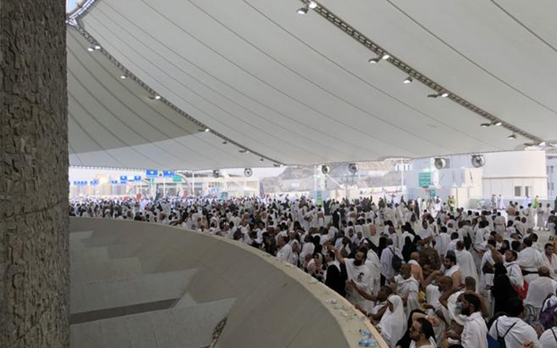 الحجاج يواصلون رمي الجمرات