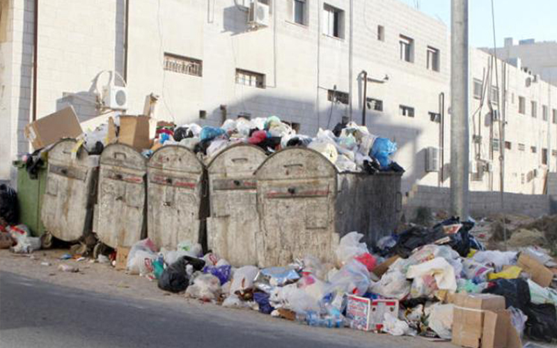 العمانيون يلقون 8587 طن نفايات في