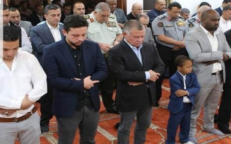 كيف تحول المنديل بيد قائد الجيش