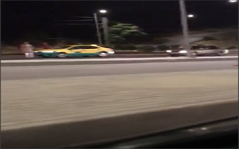 فتاة تسير عارية تحت جسر عبدون