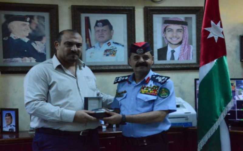 الأمن العام يكرم ضابطا وأحد المواطنين