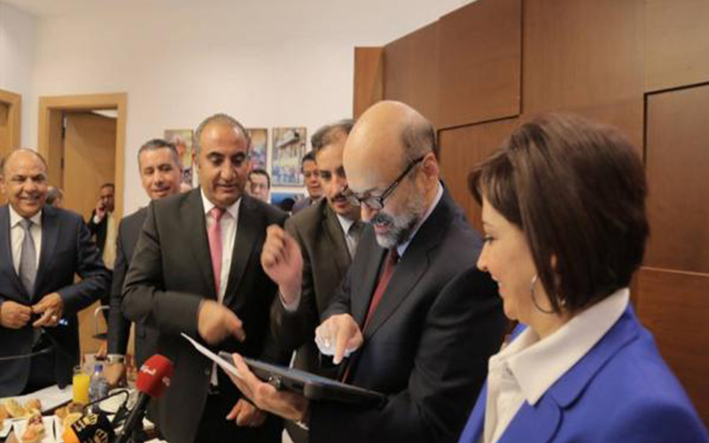 الرزاز يطلق 8 خدمات الكترونية جديدة