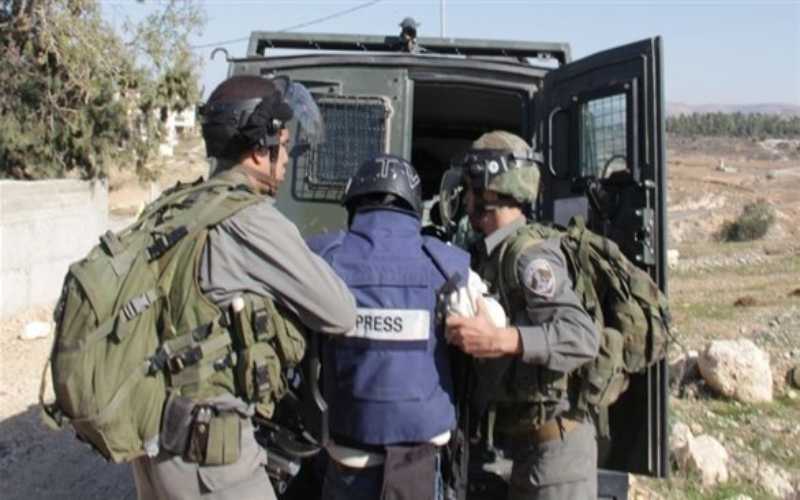 الاحتلال الإسرائيلي يعتقل صحافيين فلسطينيين في
