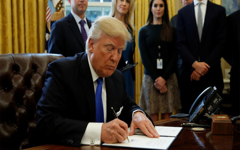 مجلة أمريكية: ترامب قرر وقف تمويل