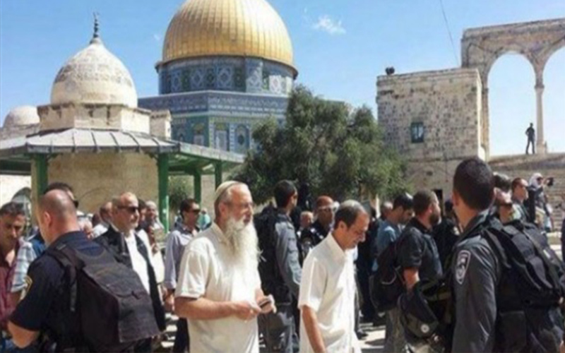 مستوطنون متطرفون يقتحمون الأقصى بحراسة مشددة