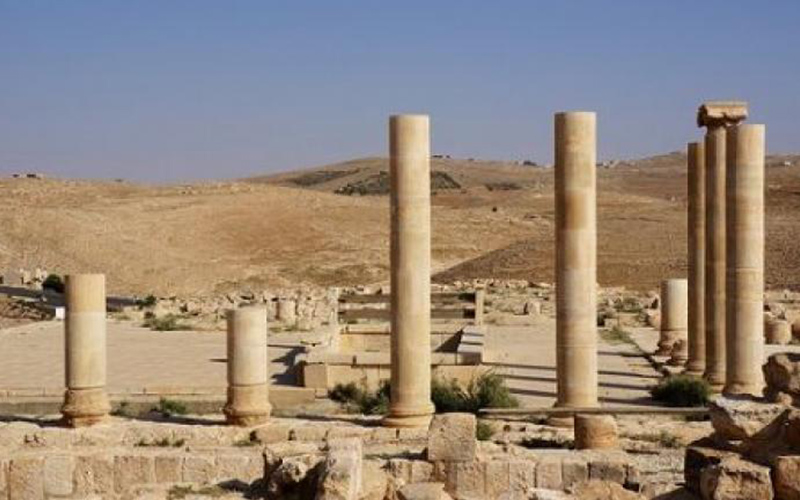 الدفاع المدني يؤمن (24) سائحا إلى