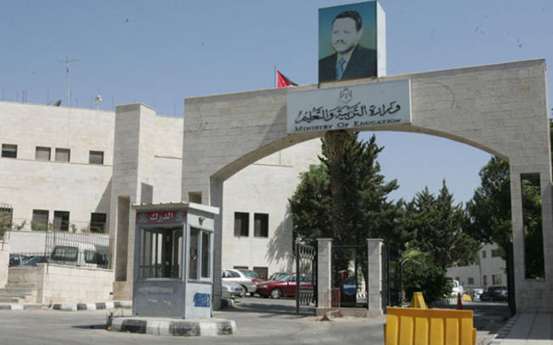 أول اعتصامات العام الدراسي.. طالبات من