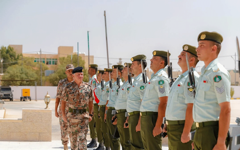 بالصور .. الملك يزور مدرسة تدريب