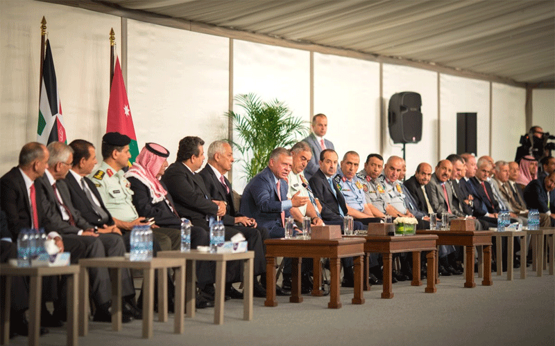 الملك يلتقي في الديوان الملكي متقاعدين