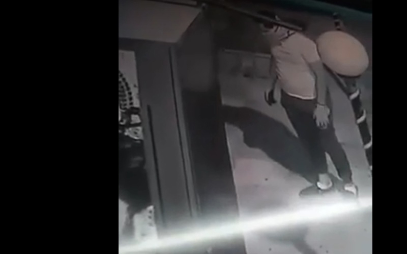 بالفيديو .. لحظة سرقة سوبر ماركت