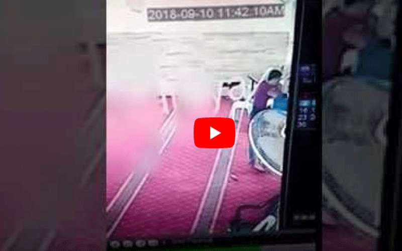 بالفيديو: لص يقتحم مسجدا ويسرق صندوق