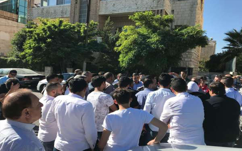 اعتصام امام منزل الرزاز.. وغنيمات تلتقي