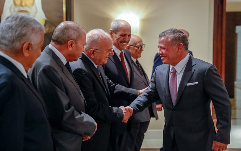 الملك يلتقي رؤساء وزراء ووفدا من