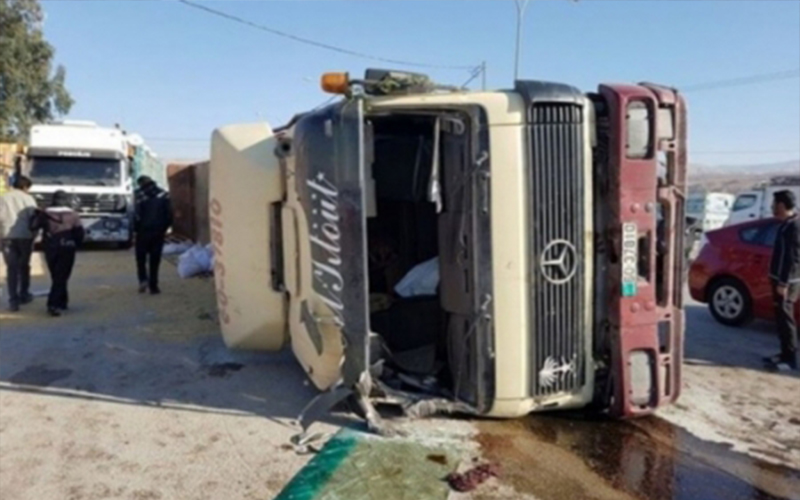 تدهور تريلا واصطدامها بعدة مركبات في