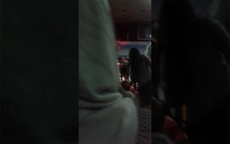 موكب خريجين يعتدي على مركبة أمني