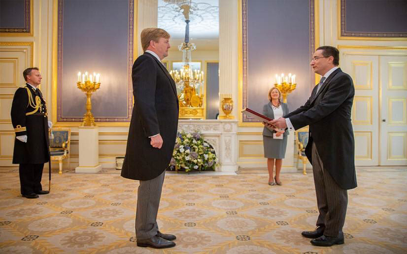 نواف التل أمام ملك هولندا