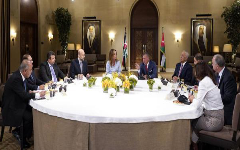 الملك: تنمية الموارد البشرية خيار استراتيجي