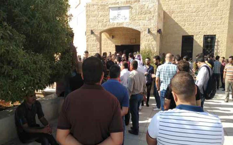 فوضى وتوتر قبل لقاء الفريق الوزاري