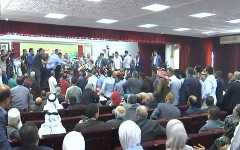 مواطن يدخل في غيبوبة ويقع أرضا
