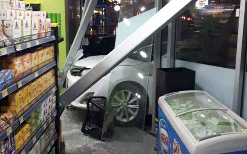 مركبة تداهم محلا تجاريا في السلط