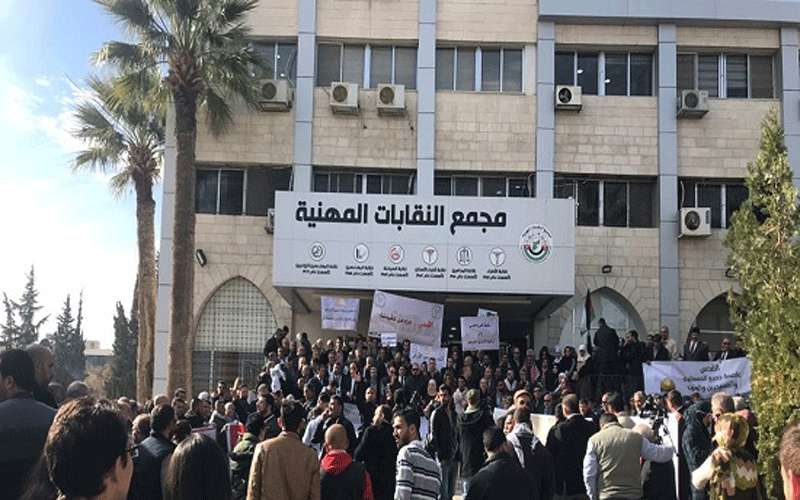 لقاء حاسم بين الحكومة و النقابات