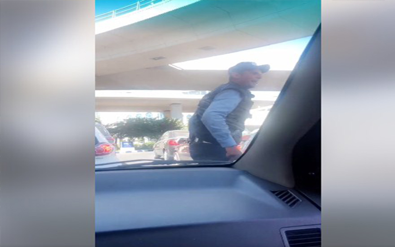 نائب يحاول استفزاز شرطي سير في