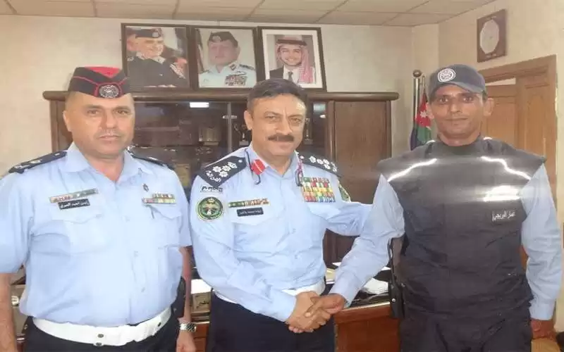 نائب اردني ينفجر غضباً ويشتم اثر تكريم “مراقب سير”