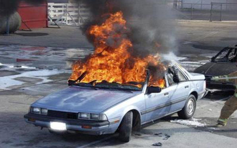 إخماد حريق مركبة في العاصمة