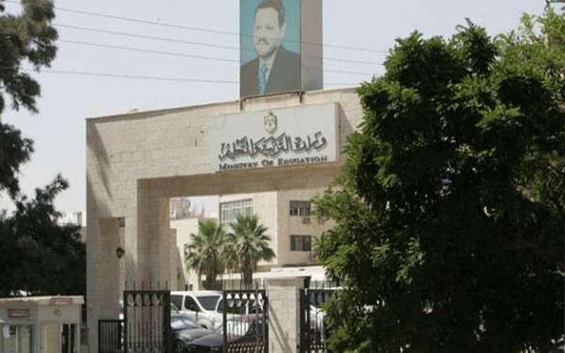 التربية تحيل موظفين من مديرية الأغوار