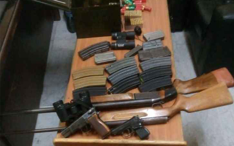 القبض على مطلوب وبحوزته أسلحة نارية