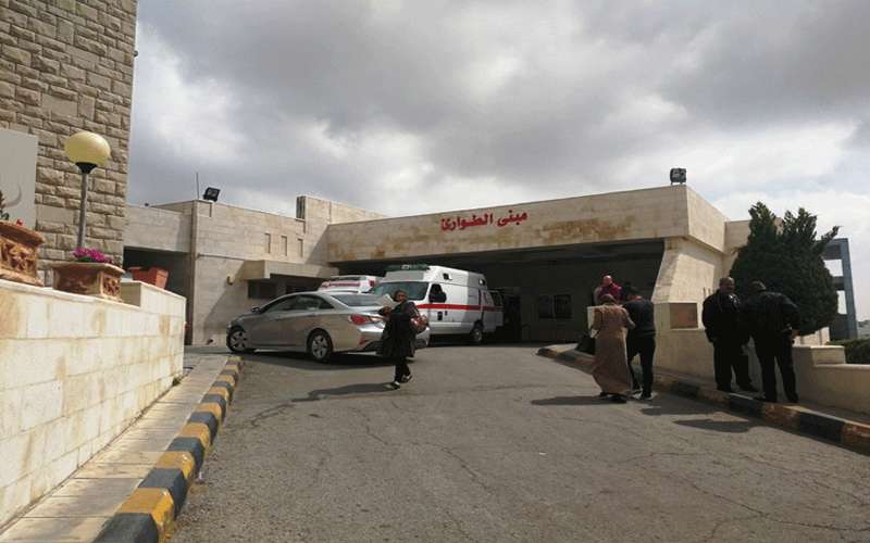 افراد من التحقيق المروري يهرعان لانقاذ