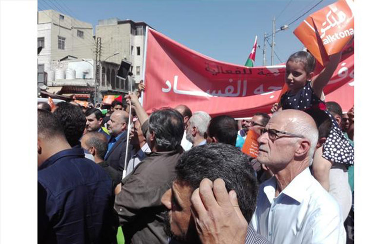مسيرة في المسجد الحسيني رفضا لقانون