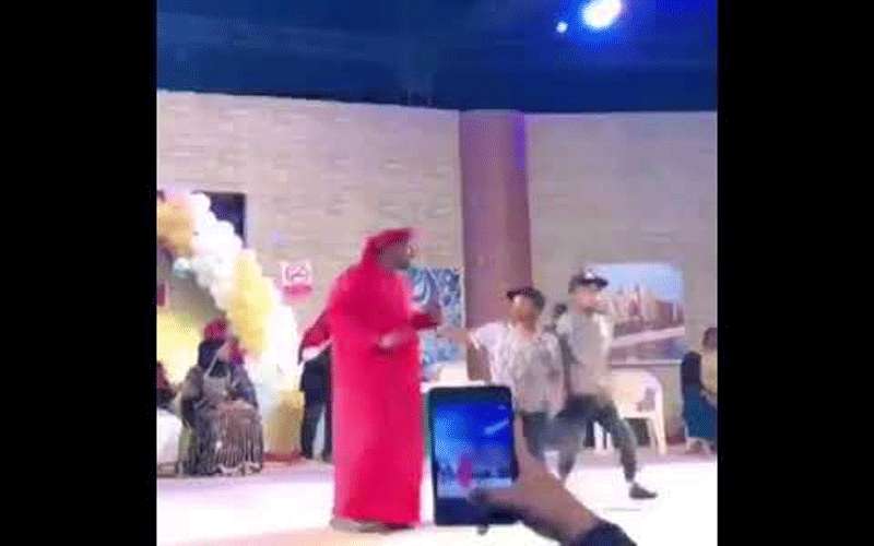 امرأة منقبة تقفز على الفنان عبد