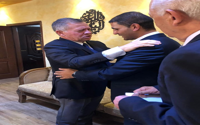 بالصور.. .الملك والملكة يعزيان أسرة الطفل