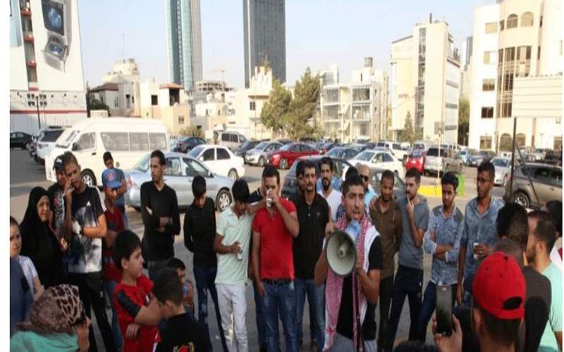 العشرات يعتصمون بالقرب من الرابع للمطالبة