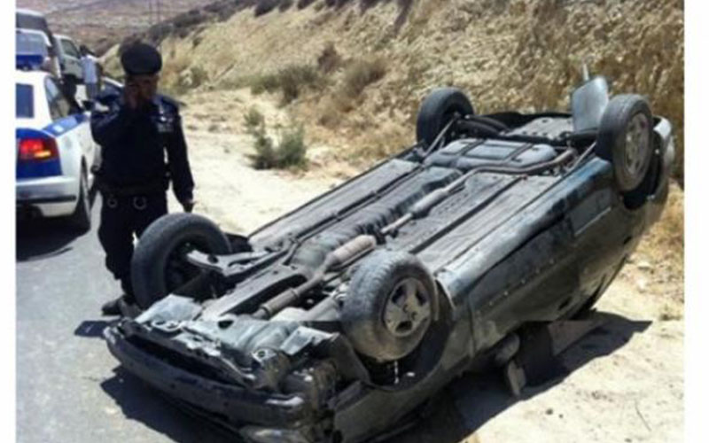 وفاة رجل وزوجته واصابة طفلتهما بحادث