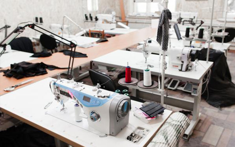 الجمارك تضبط مصنع ملابس مقلدة