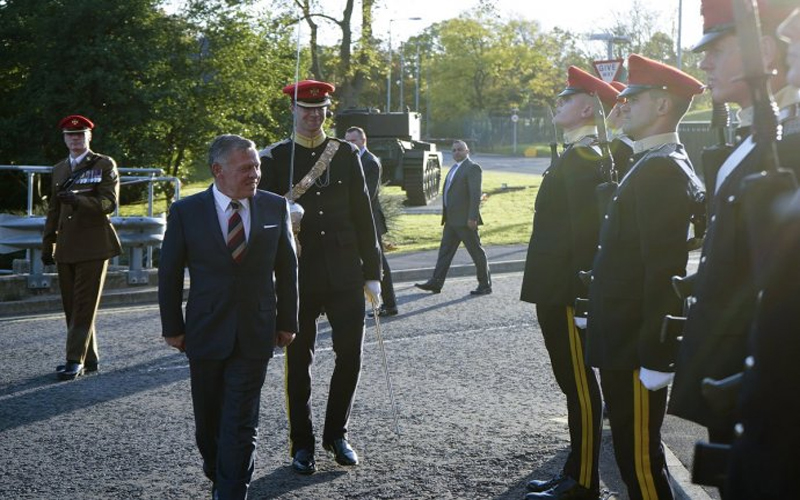 الملك يحضر برنامجا عسكريا في كتيبة