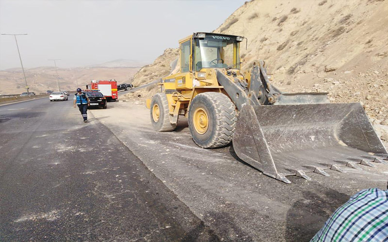 انهيار جزئي على طريق عمان -