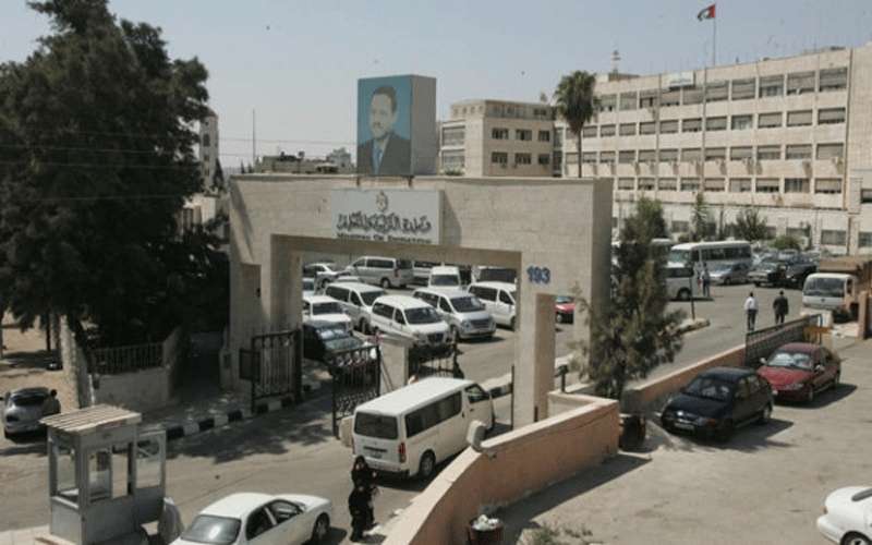ترقية معلمين ومنحهم حوافز مالية -