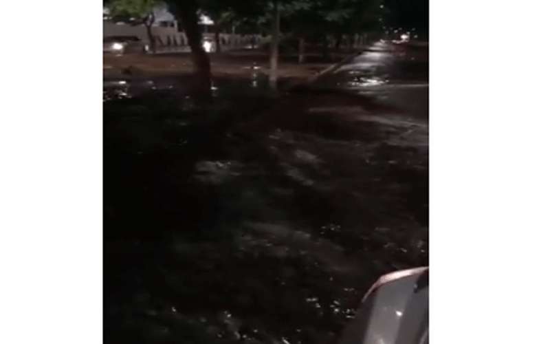 شاهد أمطار غزيرة وتساقط للبرد في