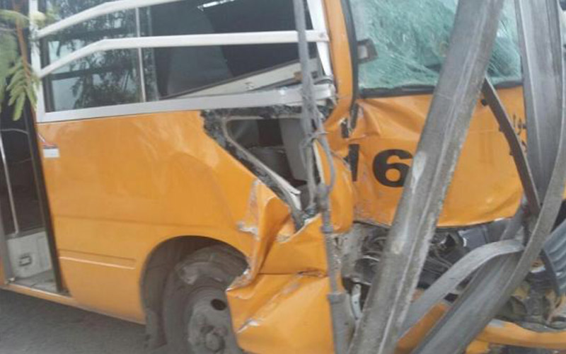 14 اصابة بتصادم 4 مركبات وحافلة