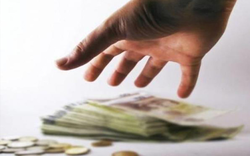 توقيف ثلاثة اشخاص على خلفية اختلاسات