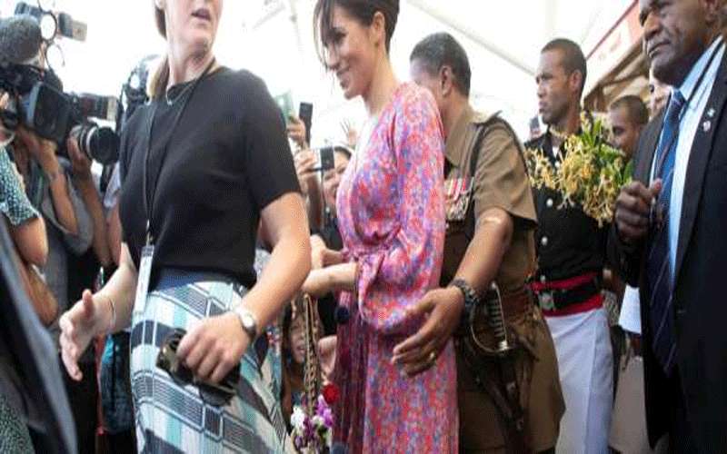 خطر أمني: همست لمساعديها فهرعوا إليها..