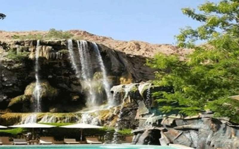 منتجع ماعين : الشلال حول مساره