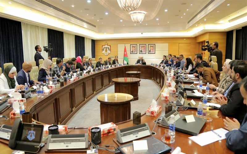 شباب يطالبون الحكومة بإلغاء اللجنة الوزارية